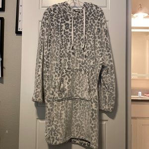 L/XL robe/ sweater grey leapord print with hood